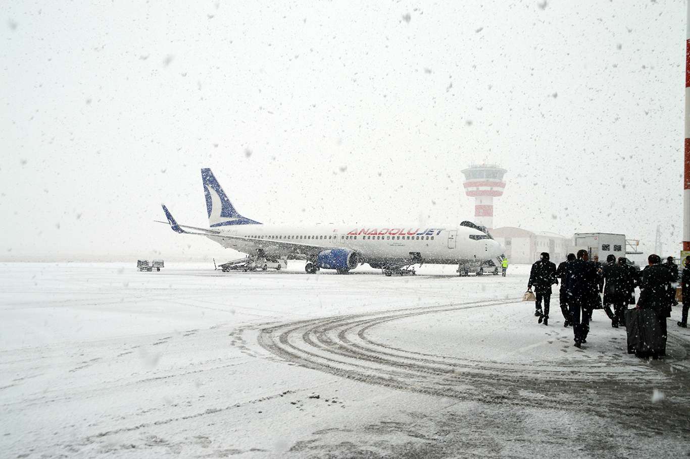 Kar yağışı Ağrı’da hayatı olumsuz etkiledi, uçak seferleri iptal oldu